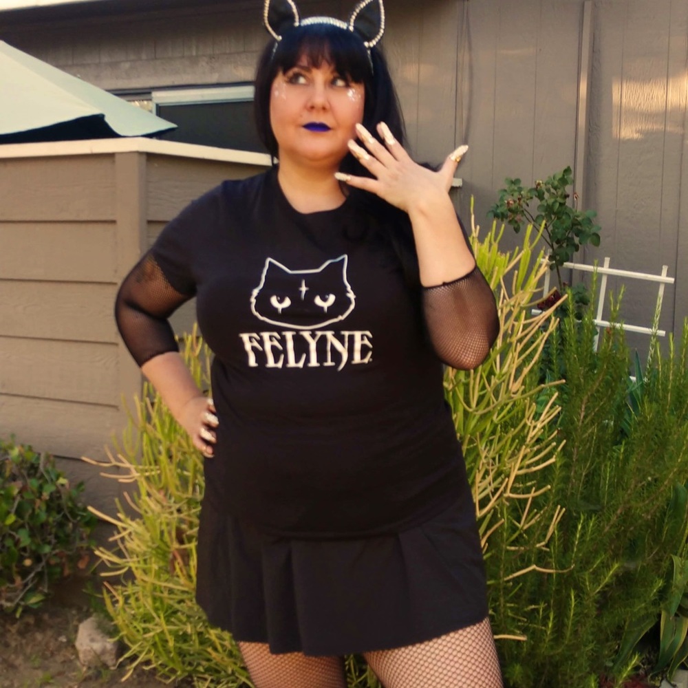 NWT Felyne Logo T